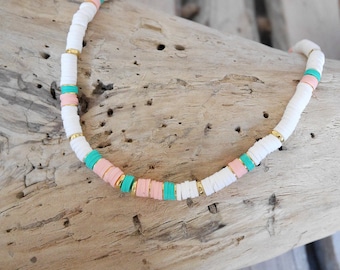 Collier heishi blanc, vert turquoise, corail et doré. Collier heishi. Collier surfeur. Collier été. Collier tendance. (COHE05)