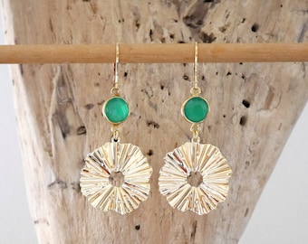Boho-chique gouden oorbellen met een ronde, gekreukelde hanger. Oorbellen met groene agaat. Kerstcadeau voor vrouwen.