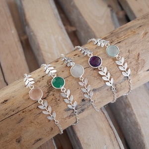 Minimalist Thin Bracelet in Silver or Gold Chain. Clover