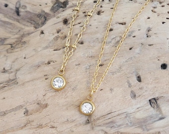 Collier très fin en acier inoxydable doré avec solitaire en cristal. Collier ras de cou. Collier mariée. Cadeau Noël femme ou fille