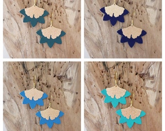 Boucles d'oreilles en cuir marine, bleu, canard ou vert turquoise et doré. Boucles d'oreilles feuilles de ginkgo, fleur de lotus (BO249OR)