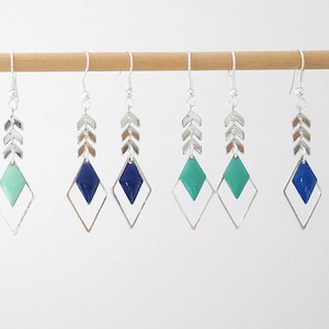 Geometric dangling earrings in silver epi chain, pendant and enamelled diamond sequin (BO144)AG)