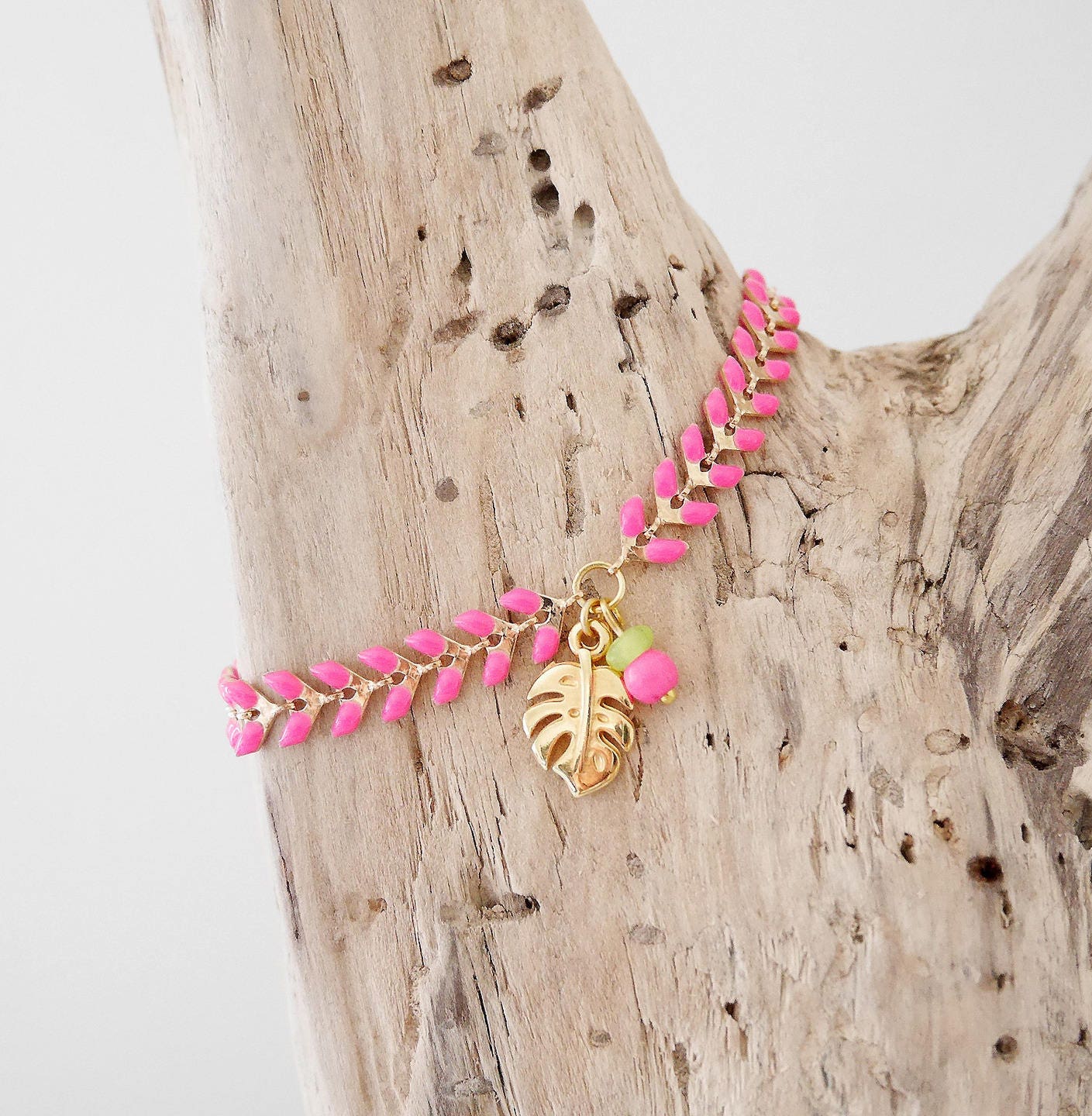 ピンク エナメル ゴールド イヤー チェーン ブレスレットと