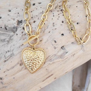 Gold-plated steel chunky chain necklace with hammered heart pendant. T-bar clasp necklace. Toggle necklace. Christmas gift for women.