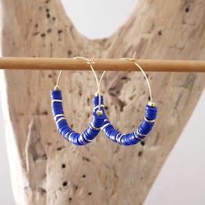 Creole earrings heishi electric blue and gold. Golden heishi creoles. (BO257blueelec)