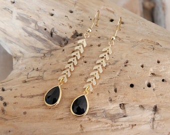 Boucles d'oreilles bohème chic pendantes en chaîne épi doré et pendentifs gouttes noires. Cadeau Noël femme