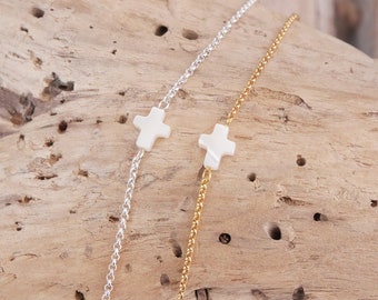 Bracelet fin argenté ou doré avec fine chaîne. Bracelet croix en nacre blanche. Bracelet minimaliste. (BRCH26) Cadeau Noël femme ou fille