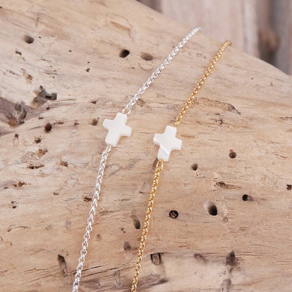 Bracelet fin argenté ou doré avec fine chaîne. Bracelet croix en nacre blanche. Bracelet minimaliste. (BRCH26) Cadeau Noël femme ou fille