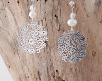 Boucles d'oreilles bohème chic pendantes argenté et blanc avec pendentif filigrané fleurs (BO109) Boucles mariée. Cadeau Noël femme ou fille