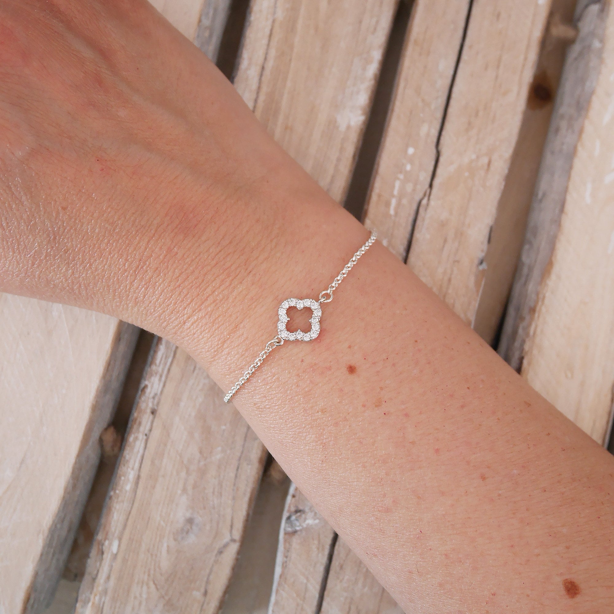 Minimalist Thin Bracelet in Silver or Gold Chain. Clover