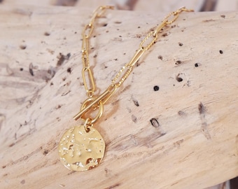 Collar de cadena de trombón de acero bañado en oro con colgante redondo martillado. Collar con cierre en T. Collar con palanca. Collar de cadena de malla grande