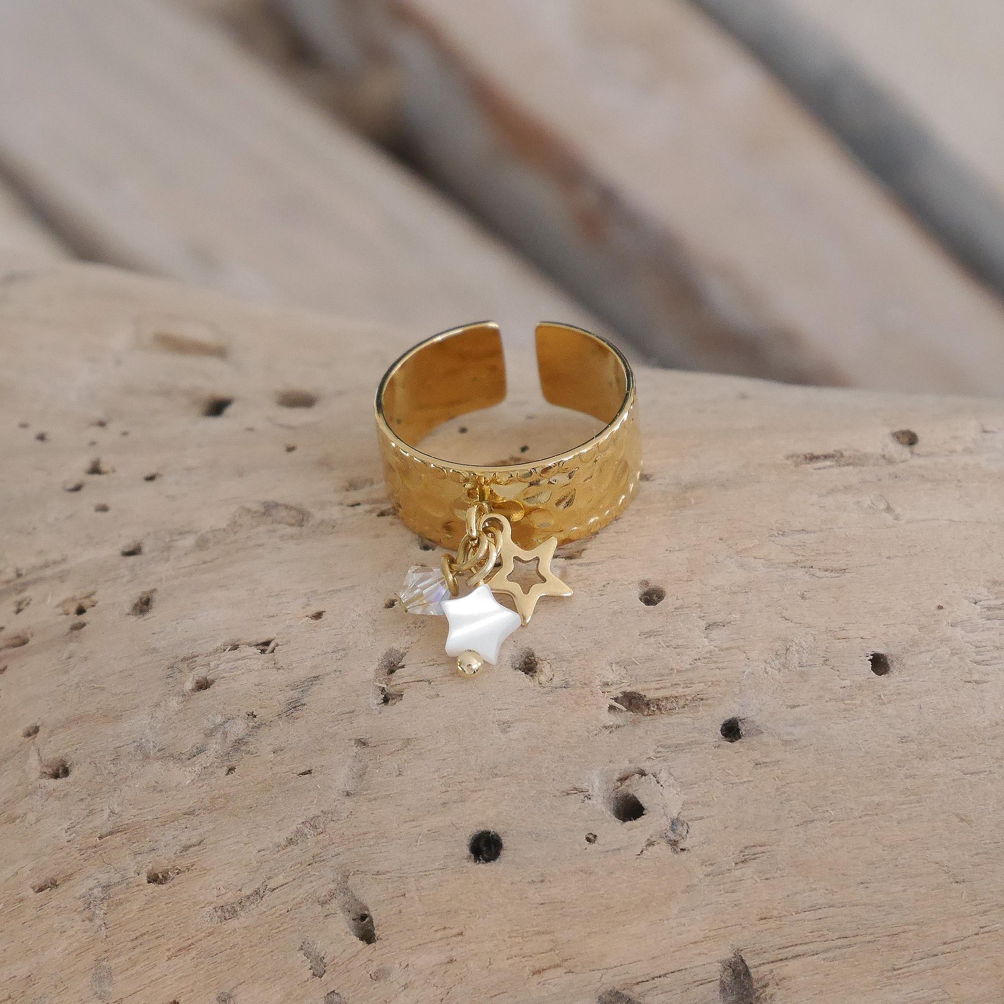 Bague Lucky 30 Montaigne Métal finition dorée et perle en résine blanche