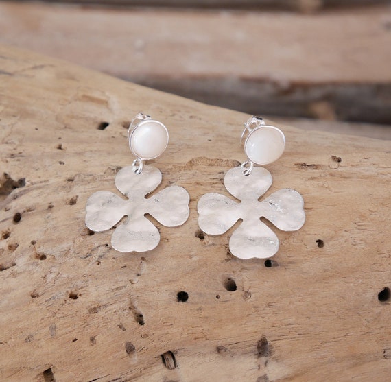 Boucles D'oreilles Trèfles En Nacre Blanche - Monture Plaqué Or Jaune - Fermoir Clip - Neuf Sans Emballage