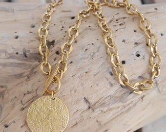 Collar grueso de cadena de acero dorado con colgante redondo martillado. Cierre en T. Collar con cierre de palanca. Regalo de Navidad para mujer o niña.