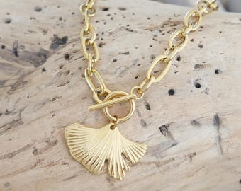 Collar grueso de cadena barbada de acero bañado en oro con colgante de hoja de ginkgo. Cierre en T. Collar con cierre de palanca. Regalo de Navidad para mujer.