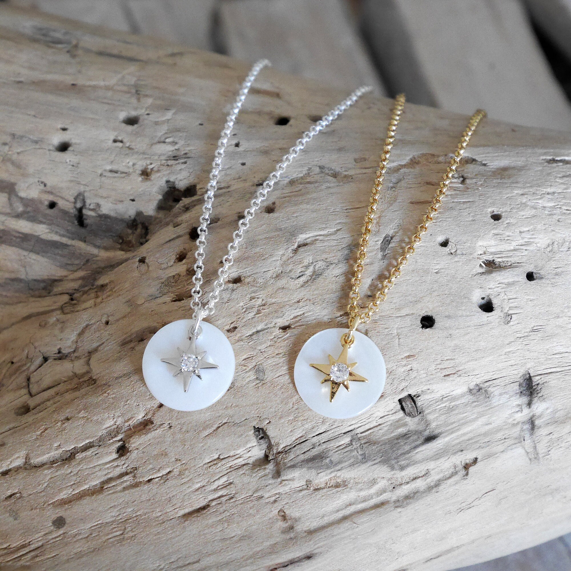 ゴールドまたはシルバー チェーンのミニマリスト ボヘミアン シック