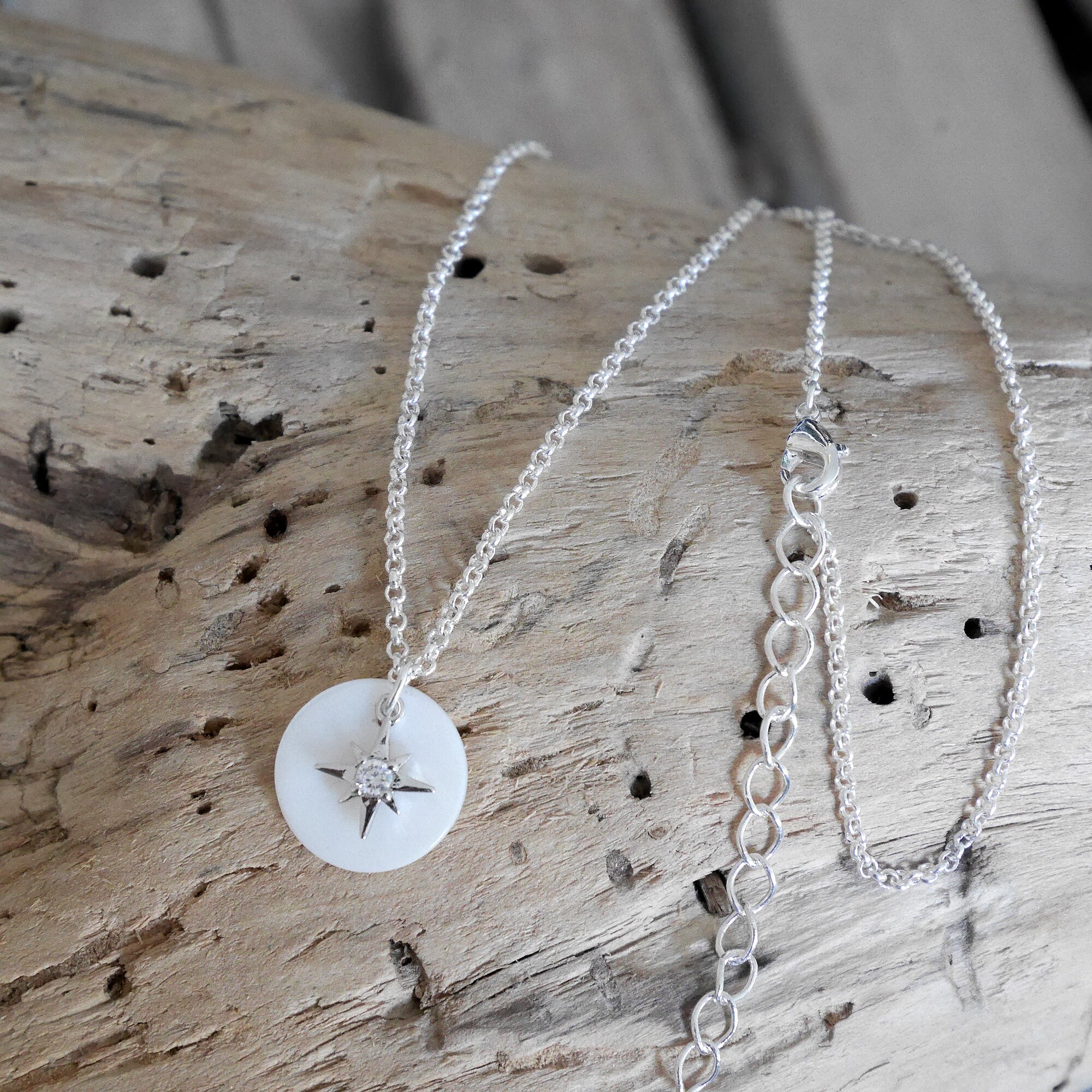 ゴールドまたはシルバー チェーンのミニマリスト ボヘミアン シック