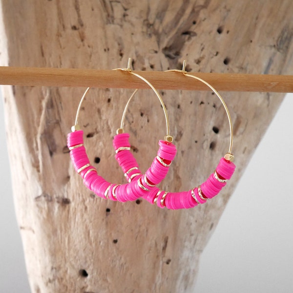 Boucles d'oreilles créoles heishi rose vif et doré. Créoles heishi doré. (BO257rosevif)