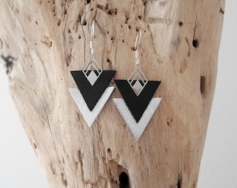 Boucles d'oreilles géométriques triangle en cuir argenté et bleu marine, bleu canard, noir ou vert menthe(BO225AG) Cadeau Noël femme fille