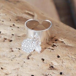 Adjustable ring in 925 silver. Hammered sequin ring in silver. Moonstone and freshwater pearl ring. Christmas gift for women or girls