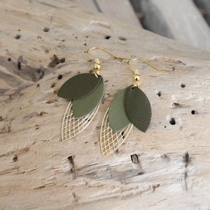 Pendientes hoja en piel verde caqui oscuro y caqui claro. Rizos geométricos. Rizos caqui y dorado. Regalo de Navidad para mujer y niña.