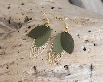 Pendientes hoja en piel verde caqui oscuro y caqui claro. Rizos geométricos. Regalo de Navidad para mujer y niña.