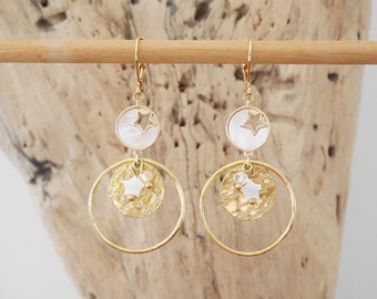 Boucles d'oreilles pendantes en acier inoxydable doré, laiton doré à l'or fin et nacre blanche, breloques étoiles. Cadeau Noël femme.