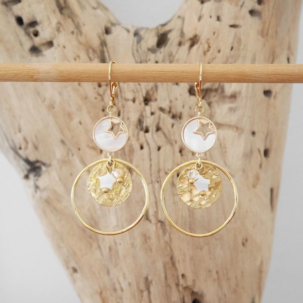 Boucles d'oreilles pendantes en acier inoxydable doré, laiton doré à l'or fin et nacre blanche, breloques étoiles. Cadeau Noël femme.