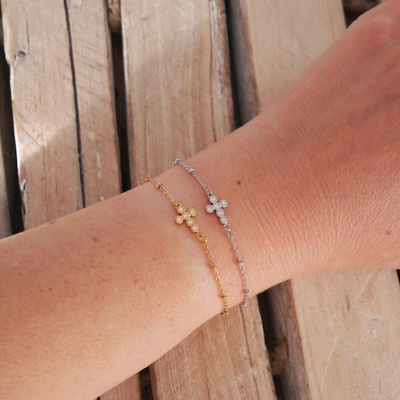 Bracelet Chaîne Argent Avec Breloque Croix - Bijou Mode Actuel Femme