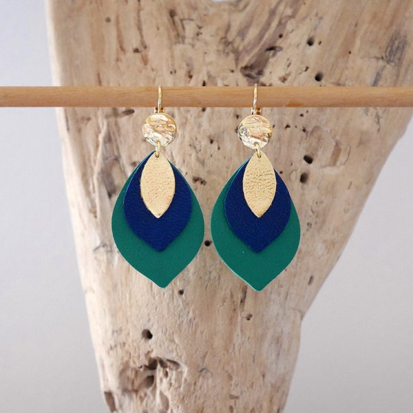 Boucles d'oreilles feuilles en cuir vert émeraude, bleu marine et doré. Boucles gouttes en cuir vert, marine et doré .Cadeau de Noël femme.