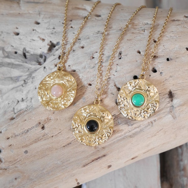 Collier acier inoxydable doré pendentif rond ondulé gravé. Pierre d'onyx noir, agate verte ou pierre de soleil. Cadeau femme