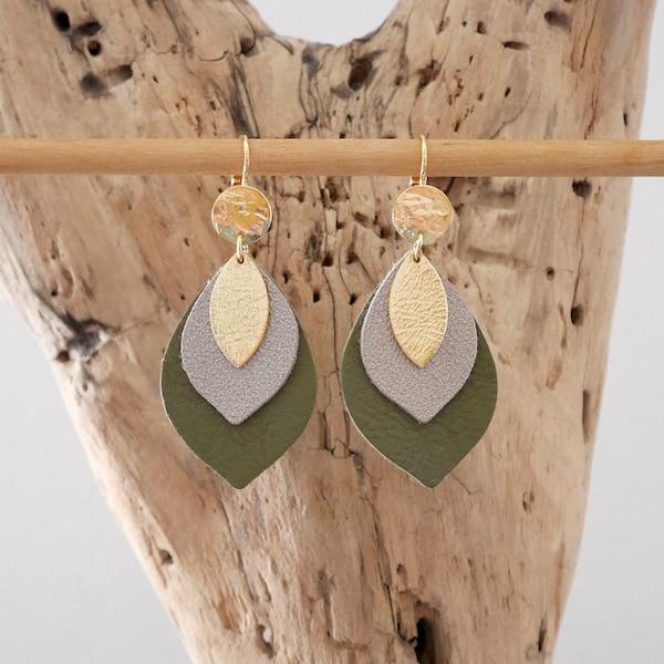 Boucles d'oreilles feuilles en cuir vert kaki, taupe et doré. Boucles gouttes en cuir taupe, kaki et doré .Cadeau de Noël femme.