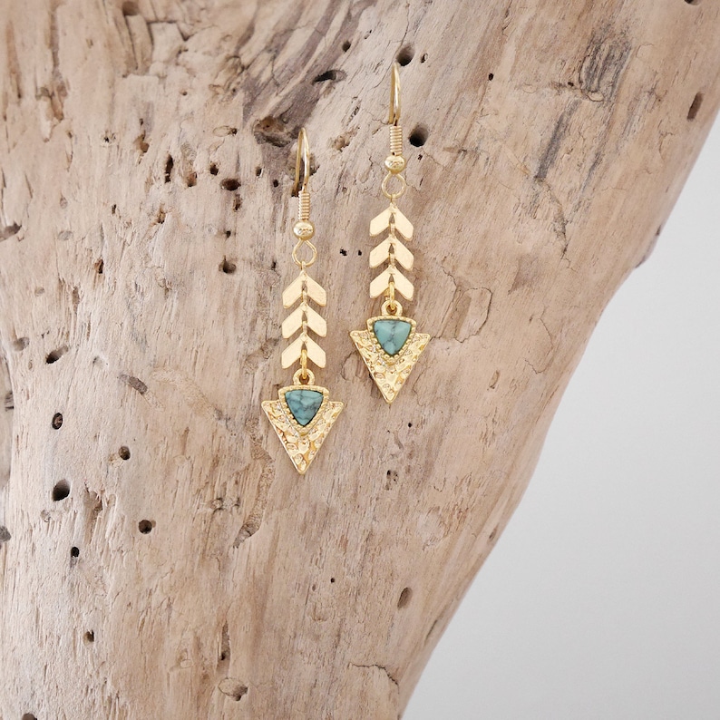 Boucles d'oreilles bohème chic pendantes en chaîne épi doré et pendentifs triangle doré et turquoise BO216 Cadeau Noël femme ou fille image 1