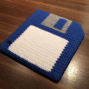フロッピーディスク ポットパッド (またはホットパッド) のかぎ針編みパターン。