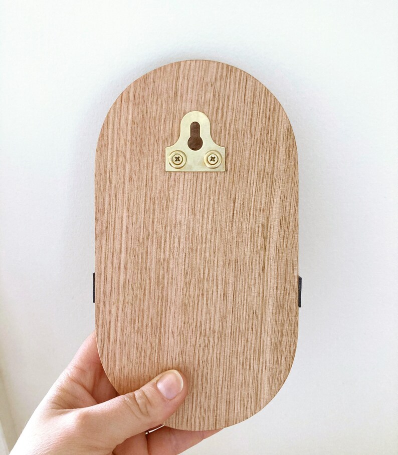 A Plantador de pared de madera ovalada con correa de cuero | Etsy