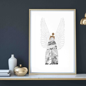 Puede incluir: Una impresi&oacute;n enmarcada de una ilustraci&oacute;n en blanco y negro de un &aacute;ngel con alas. El &aacute;ngel est&aacute; hecho de un collage de diferentes patrones y texturas. El marco es dorado y el fondo es blanco.