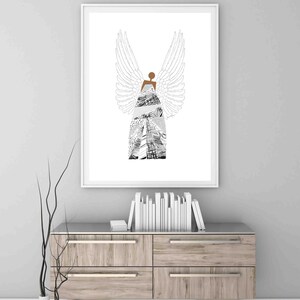 Puede incluir: Una impresi&oacute;n de arte abstracto en blanco y negro de un &aacute;ngel con alas. El &aacute;ngel lleva un vestido hecho de formas y patrones geom&eacute;tricos. La impresi&oacute;n est&aacute; enmarcada en un marco blanco y est&aacute; colgada en una pared sobre una c&oacute;moda de madera.