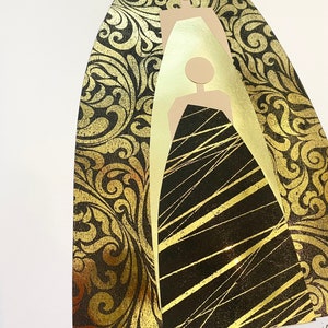 Pu&ograve; includere: Una stampa d'arte astratta in oro e nero con un'immagine stilizzata di due figure. Le figure sono delineate in oro e hanno uno sfondo nero. Lo sfondo &egrave; un motivo dorato e nero.