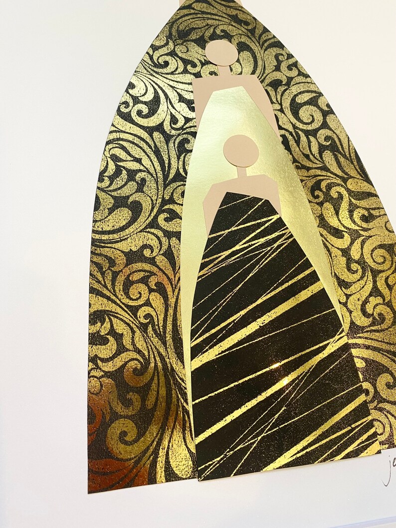 Pu&ograve; includere: Una stampa d'arte astratta in oro e nero con un'immagine stilizzata di due figure. Le figure sono delineate in oro e hanno uno sfondo nero. Lo sfondo &egrave; un motivo dorato e nero.