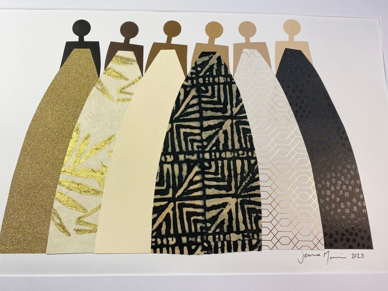 K&ouml;nnte beinhalten: Eine Collage aus sieben Figuren in Regenbogenform, jede tr&auml;gt ein anders gemustertes Kleid. Die Kleider sind aus verschiedenen Materialien gefertigt, darunter goldener Glitzer, gemustertes Papier und schwarzer Stoff. Die Figuren sind alle nach vorne gerichtet und haben ein schlichtes, stilisiertes Design. Das Kunstwerk ist signiert mit "Jenna Mann" und datiert mit "2023".