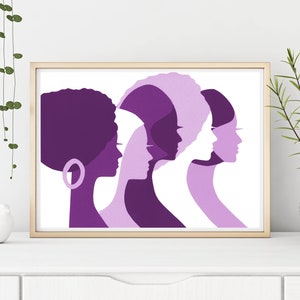 Peut inclure: Une impression d'art encadr&eacute;e repr&eacute;sentant des profils de cinq femmes dans des tons de violet et de blanc. L'&oelig;uvre pr&eacute;sente diverses coiffures et silhouettes, cr&eacute;ant un sentiment d'unit&eacute; et de force. L'impression est affich&eacute;e sur une surface blanche.