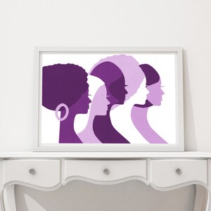 Peut inclure: Une affiche encadr&eacute;e repr&eacute;sentant des silhouettes f&eacute;minines stylis&eacute;es en nuances de violet. Les profils des femmes se superposent, cr&eacute;ant un effet de profondeur. L'&oelig;uvre est pr&eacute;sent&eacute;e sur une table blanche.