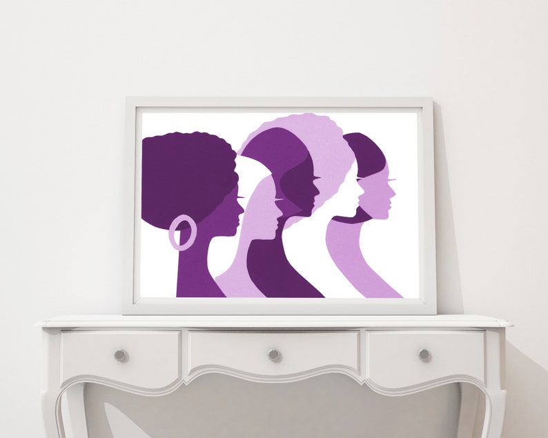 Peut inclure: Une affiche encadr&eacute;e repr&eacute;sentant des silhouettes f&eacute;minines stylis&eacute;es en nuances de violet. Les profils des femmes se superposent, cr&eacute;ant un effet de profondeur. L'&oelig;uvre est pr&eacute;sent&eacute;e sur une table blanche.