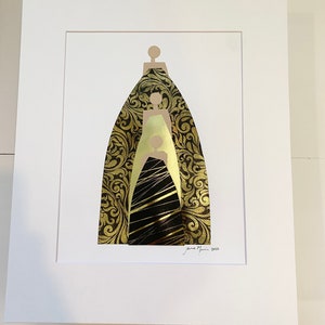 Pu&ograve; includere: Una stampa d'arte incorniciata che presenta un design astratto in oro e nero di tre figure. Le figure sono sovrapposte, con la figura pi&ugrave; grande in basso e la figura pi&ugrave; piccola in alto. Il design ricorda un ritratto di famiglia.