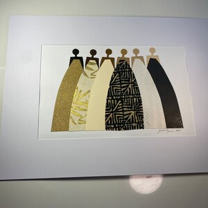 K&ouml;nnte beinhalten: Ein gerahmter Druck eines Collages aus sieben Figuren in schwarzen Silhouetten, die Kleider aus verschiedenen gemusterten Papieren tragen. Die Kleider sind in Gold-, Creme-, Schwarz- und Wei&szlig;t&ouml;nen gehalten. Der Druck ist signiert mit "Jamie Morris 2023".