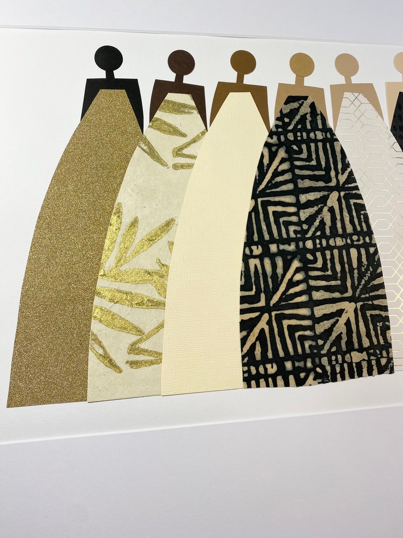 K&ouml;nnte beinhalten: Eine Collage aus sechs Frauen in einer Reihe, jede mit einem anderen gemusterten Kleid. Die Kleider sind in Gold-, Schwarz- und Wei&szlig;t&ouml;nen gehalten.