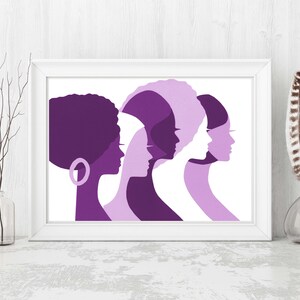 Peut inclure: Une impression d'art encadr&eacute;e repr&eacute;sentant des profils de cinq femmes dans des tons violets. L'&oelig;uvre est pr&eacute;sent&eacute;e dans un cadre blanc et repose sur une surface blanche. Des &eacute;l&eacute;ments d&eacute;coratifs incluent un vase avec des branches et un vase avec des plumes.