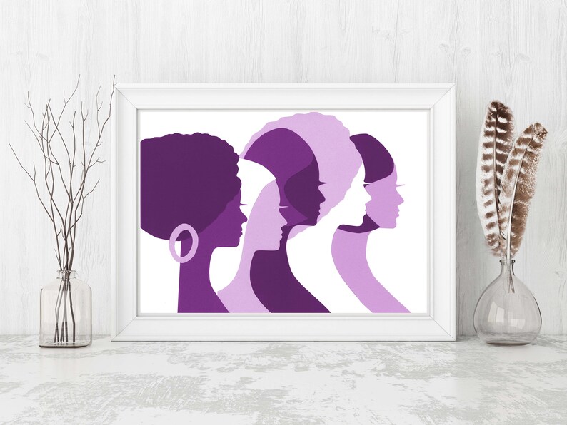 Peut inclure: Une impression d'art encadr&eacute;e repr&eacute;sentant des profils de cinq femmes dans des tons violets. L'&oelig;uvre est pr&eacute;sent&eacute;e dans un cadre blanc et repose sur une surface blanche. Des &eacute;l&eacute;ments d&eacute;coratifs incluent un vase avec des branches et un vase avec des plumes.