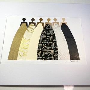 K&ouml;nnte beinhalten: Eine gerahmte Collage aus sechs Figuren in schwarzen Silhouetten, jede tr&auml;gt ein anders gemustertes Kleid in Gold-, Wei&szlig;- und Schwarzt&ouml;nen. Die Kleider sind aus verschiedenen Materialien gefertigt, darunter Stoff, Papier und Metallicfolie. Das Kunstwerk ist unten rechts mit "Jenna Mann 2013" signiert.