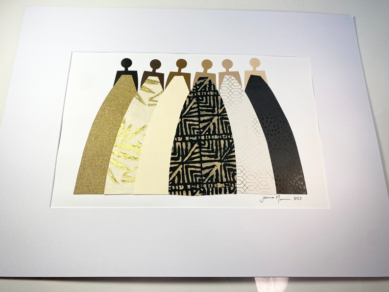 K&ouml;nnte beinhalten: Eine gerahmte Collage aus sechs Figuren in schwarzen Silhouetten, jede tr&auml;gt ein anders gemustertes Kleid in Gold-, Wei&szlig;- und Schwarzt&ouml;nen. Die Kleider sind aus verschiedenen Materialien gefertigt, darunter Stoff, Papier und Metallicfolie. Das Kunstwerk ist unten rechts mit "Jenna Mann 2013" signiert.